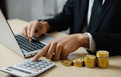 高級會計(jì)師與注冊會計(jì)師 審計(jì)與稅務(wù)服務(wù)領(lǐng)域的角色對比